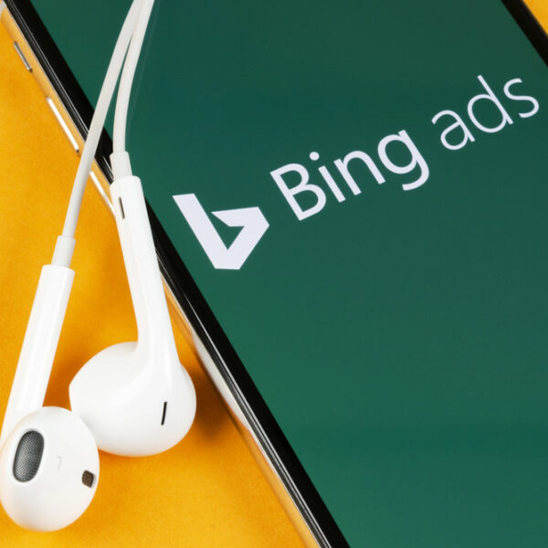 Microsoft Bing ads logo op mobiele telefoon met oortjes